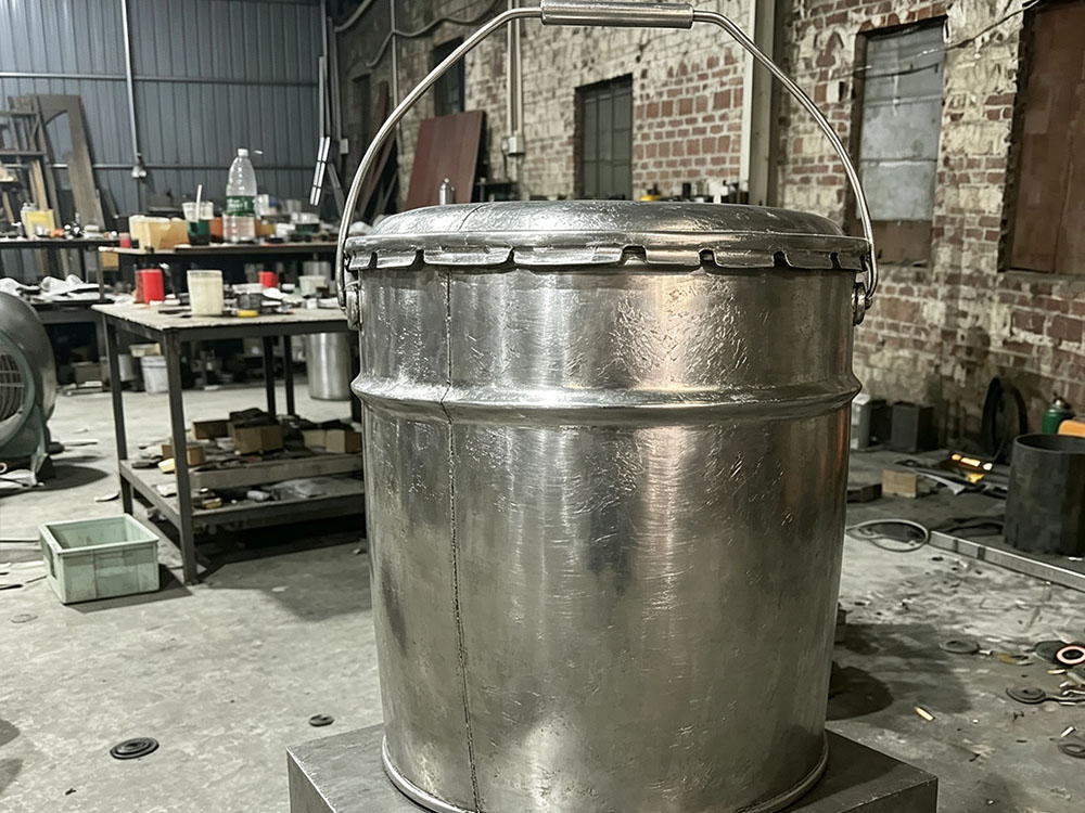 不锈钢涂料桶雕塑｜佛山源头工厂手工定制景观艺术雕塑